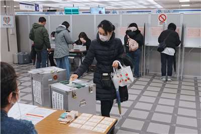 日本で第51回衆議院議員総選挙の投開票が8日に行われ、与党・自民党が公示前の198議席から大幅に増加させ、単独で過半数の233議席を上回る見通しだということです（写真：AFP）