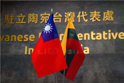 リトアニア大統領府のアスタ・スカイスギリーテ（Asta Skaisgirytė）首席顧問は11日、「現時点で代表処を閉鎖する可能性は見当たらない。さらに重要なのは、そうする必要性も見当たらないことだ」と語りました。（写真：CNA）