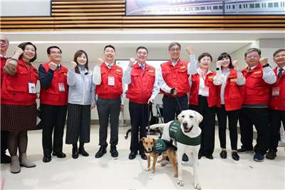 旧正月の連休を前に、卓栄泰・行政院長は10日、桃園国際空港を訪れ、国境における検疫体制の整備状況を視察した。（写真：行政院）