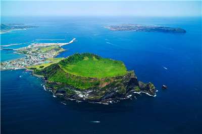 旧正月を目前に控え、台湾の人々の海外旅行熱が一気に高まっています。最新のデータによりますと、2026年の春節期間中の海外航空券予約数は爆発的に増加。その中でも韓国の済州島（チェジュ島）は、予約数が前年の７倍以上に急増し、成長率トップを記録し、ダークホース的存在として一躍注目を集め、日本の札幌や福岡、韓国の釜山などとともに、春節市場をけん引しています。（写真：濟州特別自治道-駐台觀光推廣辦事處のFBより）