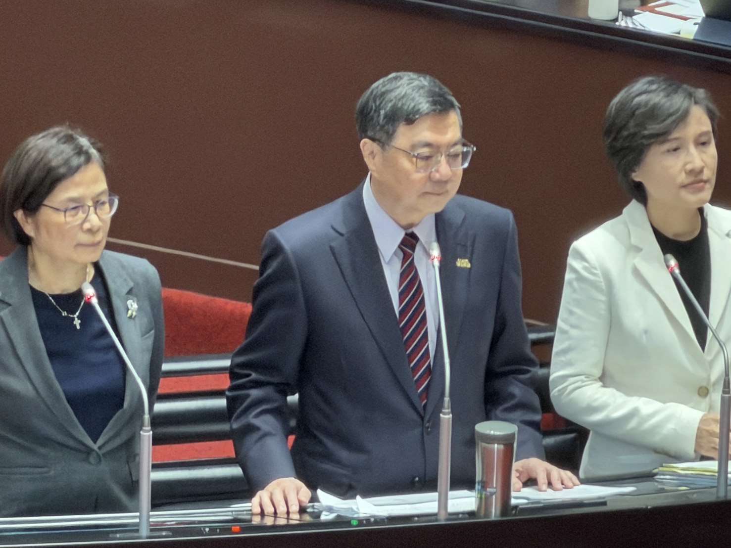 行政院（内閣）の卓栄泰・院長（首相、中央）は3日、立法院（国会）で台湾とアメリカの相互関税交渉の結果とその影響について特別報告を行い、答弁に立ちました。（写真：Rti鄭佑漢）