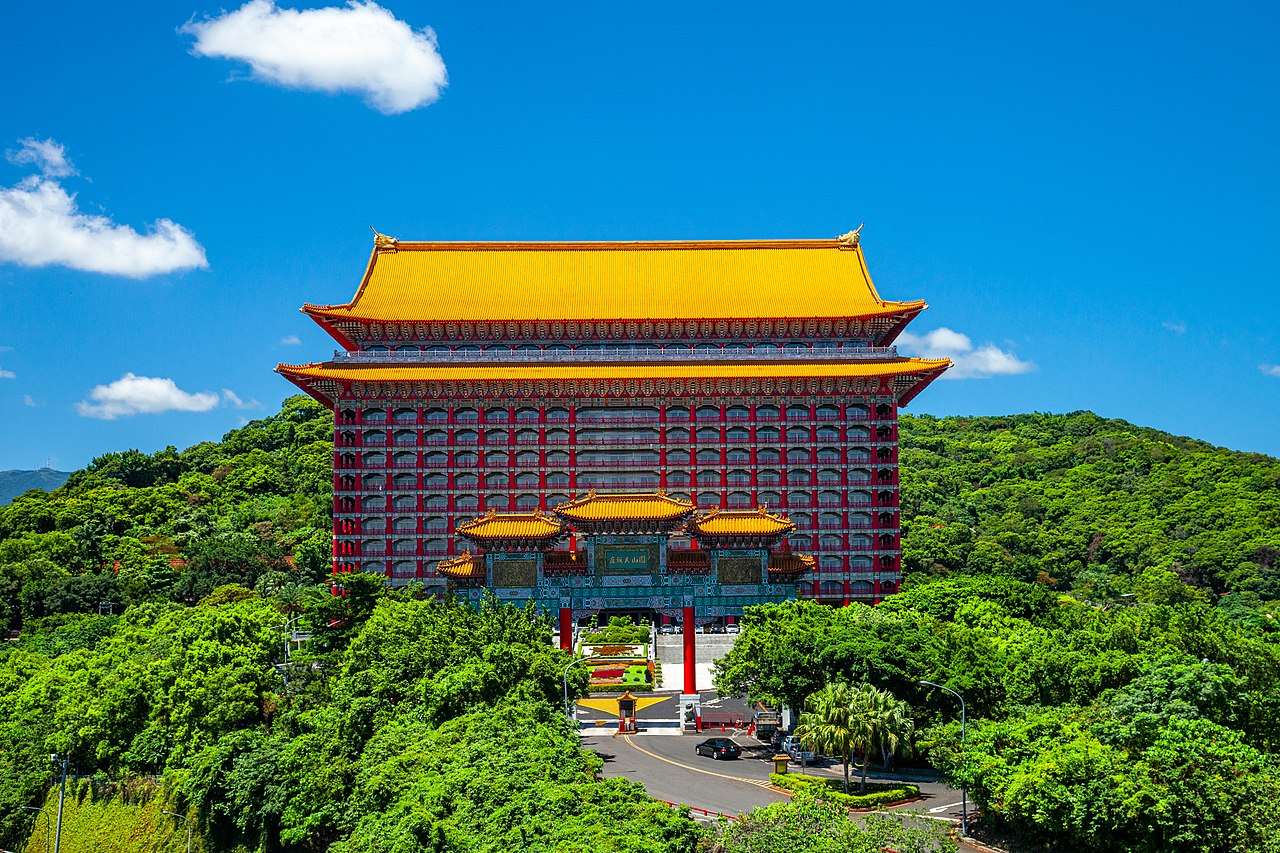 台湾国際放送のすぐ近く、威風堂々とした宮殿様式は台北のランドマークといえる圓山大飯店こと「グランドホテル台北」は4位に入った。(写真：wikipediaより転載)