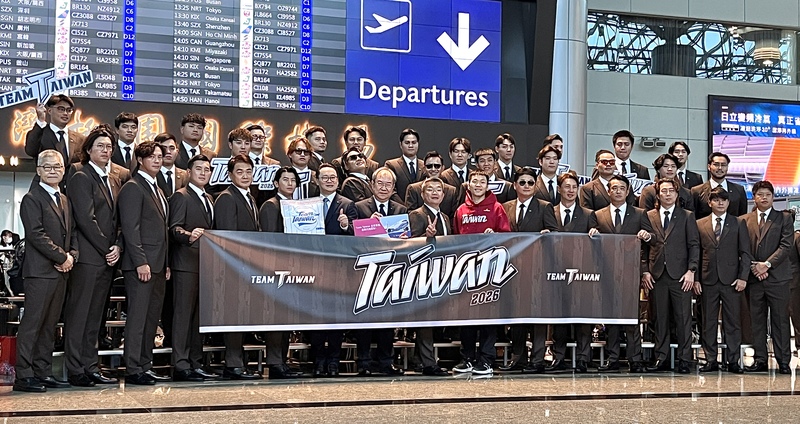 2月28日午後、WBC台湾代表は北部・桃園市の台湾桃園国際空港から、強化試合が行われる日本の宮崎県へ赴いた。CPBLの蔡其昌(前列左から9人目）、運動部の李洋部長(前列左から10人目)もかけつけ、健闘を祈った。台灣代表の初戦は5日のオーストラリア戦。(写真：CNA)