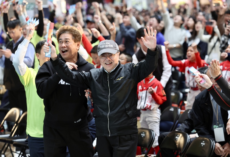 卓栄泰・行政院長は8日午前、台湾北部・台北市の台北駅で行われた、台湾の電信大手である中華電信の「全台集氣，最強應援在中華（全台湾パワー集結！最強の応援は中華電信で）」と題したパブリックビューイングイベントに出席。（写真：CNA）