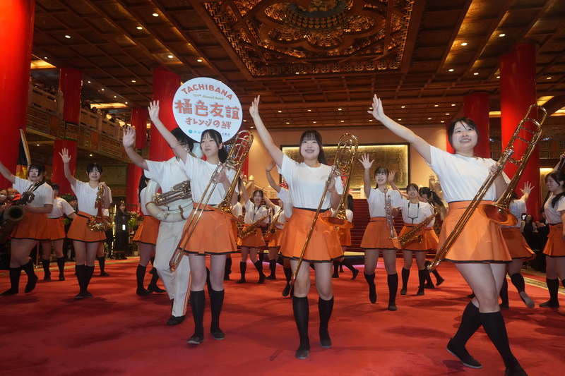 日本の京都橘高校吹奏楽部OBが11日午前、台湾北部・台北市内の圓山大飯店（グランドホテル）でフラッシュモブパフォーマンスを行った。（写真：CNA）