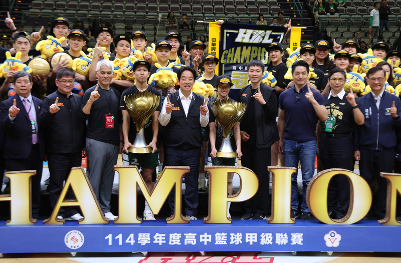 台湾の高校生のバスケットボールリーグHBL(High School Basketball League)の男女決勝が22日、台北アリーナで行われた。女子は、陽明高中が逆転で台北第一女子に61対53で勝利、嬉しい初優勝。男子はシーソーゲームの末、松山高中が87-71で南湖高中を下し連覇を果たした。表彰式では、頼清徳・総統(中)が、男女の優勝校にみずから優勝カップを手渡した。(写真：CNA)