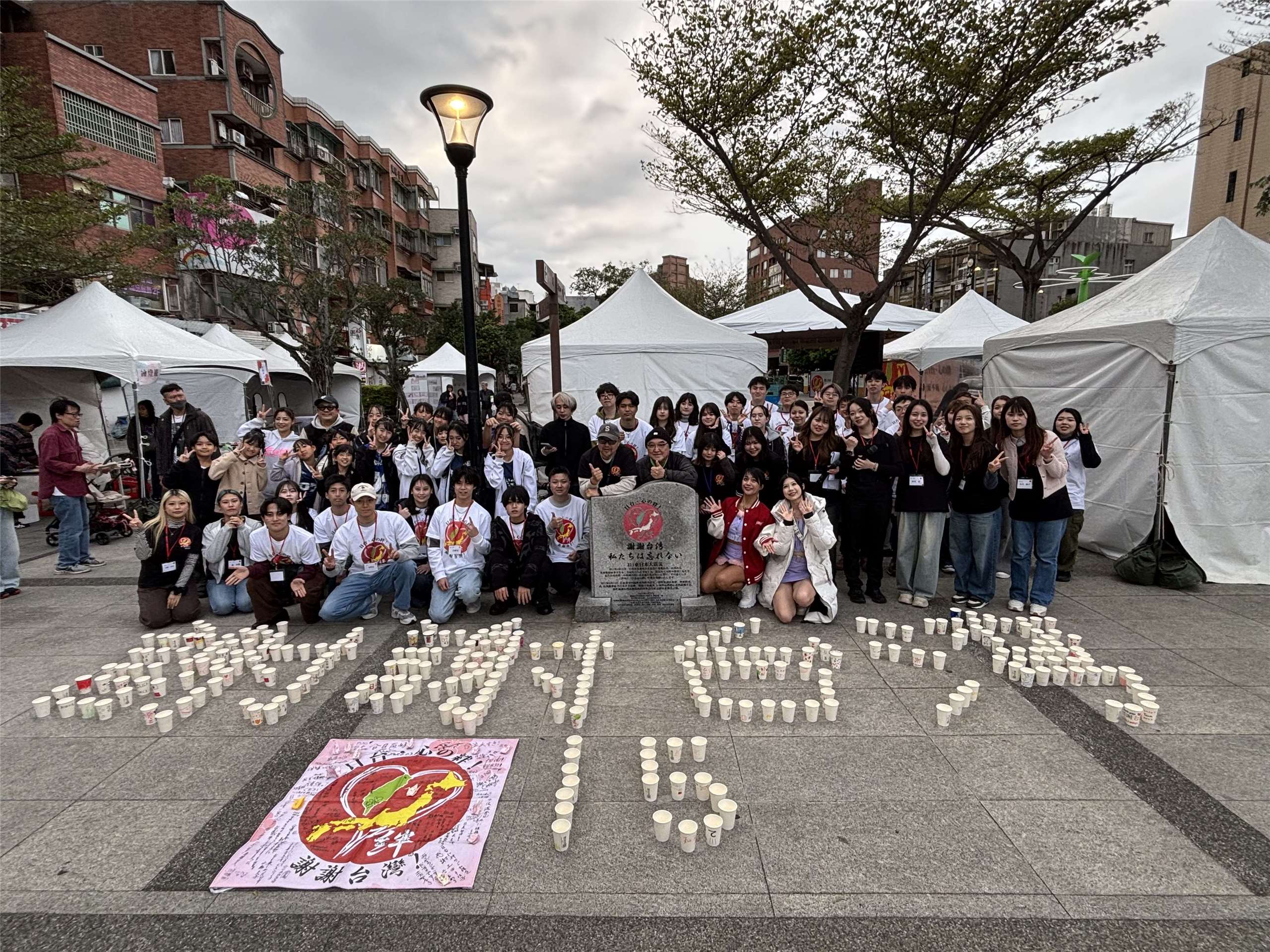 東日本大震災への台湾からの支援に対し、感謝の気持ちを伝える趣旨のイベント『謝謝台湾　～日台、心の絆～』が8日、新北市淡水区の老街広場で開催された。終盤には絵灯籠の飾りつけも行われ、会場全体が温かい雰囲気に包まれた。（写真：本村大資）