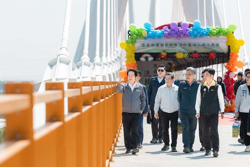 「雲嘉南灌漑システム連結工事計画」が完成し、曽文ダムと烏山頭ダムが再び連結された。頼清徳・総統は「これは雲嘉南地域の生活用水、農業用水、産業用水のいずれにも大きな恩恵をもたらし、極めて重要な意義を持つ」と語った。（写真：総統府提供）