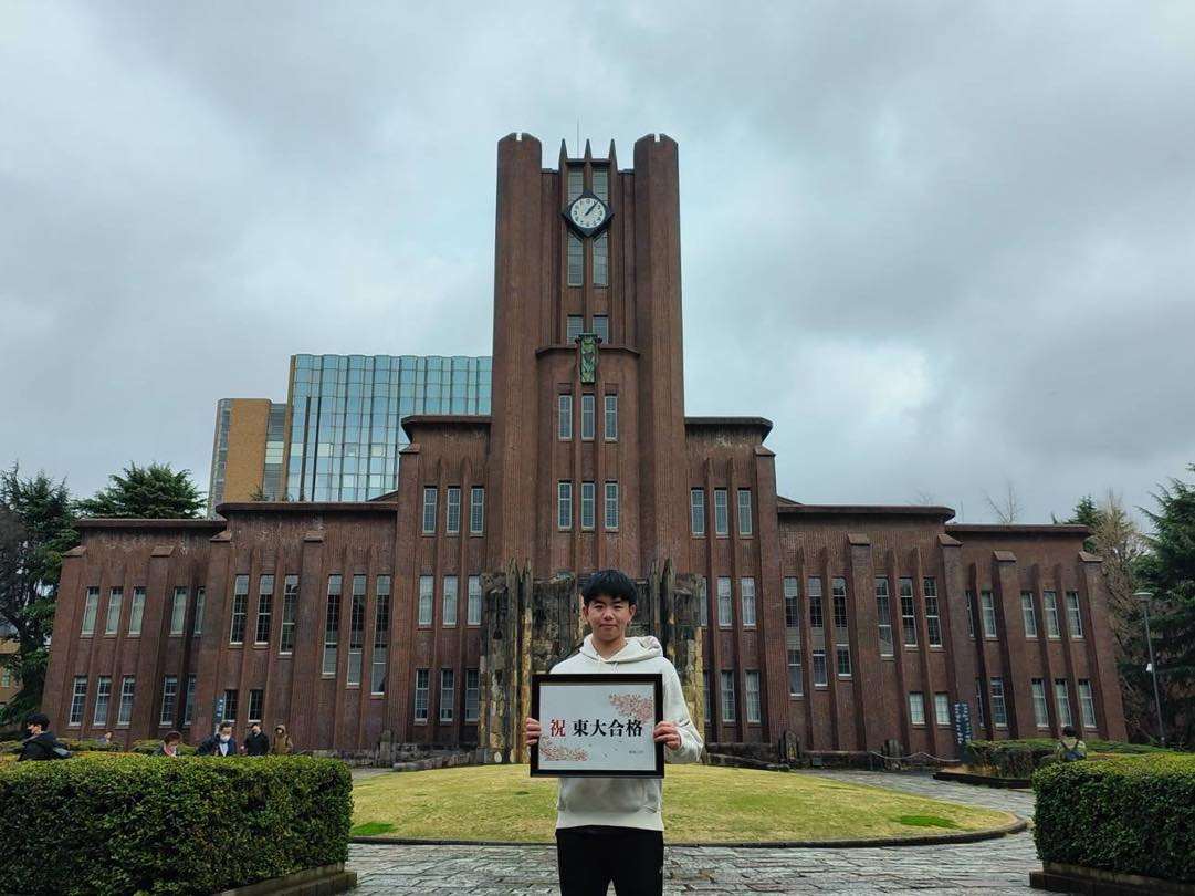 李玟勳(り・ぶんしゅん)さんは、台湾から日本への留学支援を行っているACEプログラム「台日野球留学支援」の支援を受け、茨城県の野球の強豪、明秀日立高校に留学。「甲子園出場」と「東大合格」を目指し、文字通りの文武両道で奮闘、最終学年は副キャプテンをつとめ、チームの主軸として活躍した。現役時は東京六大学の某名門大に合格したが、東大を目指していわゆる「仮面浪人」、そして二回目の挑戦で見事、理科二類合格を果たした。前身の学校を含め明秀日立高校から東大合格は李さんが初の快挙。入学後は野球部へ入学するという李さん、2年のブランクはあるが、逆に外から野球を見られたことがプラスになると前向きだ。神宮デビューの日が今から楽しみだ。(写真：台日野球留学支援FBより転載)