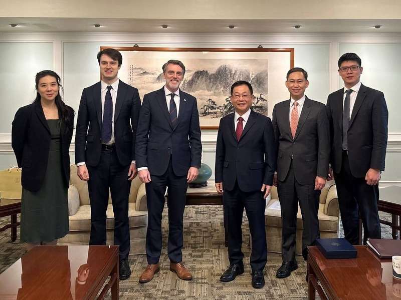 アメリカ国務省高官で「アジア太平洋経済協力会議（APEC）」担当のケイシー・メイス(Casey Mace)氏（左3）は3日、外交部を表敬訪問し、外交部の葛葆萱・常務次長（右3）、外交部国際組織司の孫儉元・司長（右2）らとともに記念撮影を行った。（写真：外交部提供）