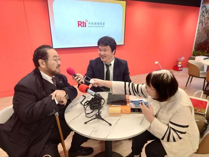 ラジオ成田「台灣日本Radio Express」パーソナリティの和田健一郎さん、台湾在住のジャーナリストで元産経新聞台北支局長の吉村剛史さん、Rtiの王淑卿さん。（写真：RTI）