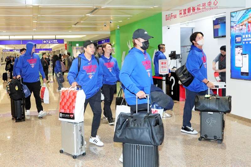 WBCで台湾代表チームはC組予選4試合を終え、一部の海外所属選手は直接チームに戻った。その他の10名のコーチ、18名の選手および随行家族は、10日夜にチャイナエアラインの便に蔡其昌・中華職棒（CPBL）会長とともに搭乗し、11日午前0時3分（台湾時間）に桃園国際空港に到着した。（写真：CNA）