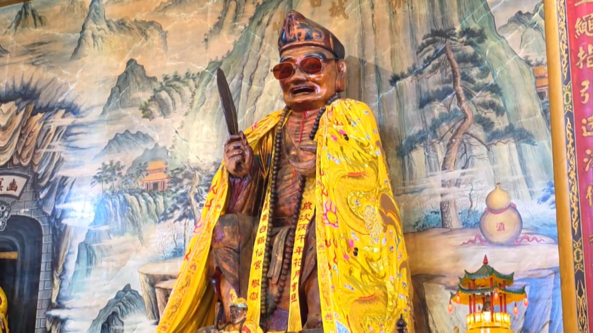 アジア最大級の木彫り「済公活仏」像が、黄金に輝く新しい神衣を身にまとった。（写真：Rti）