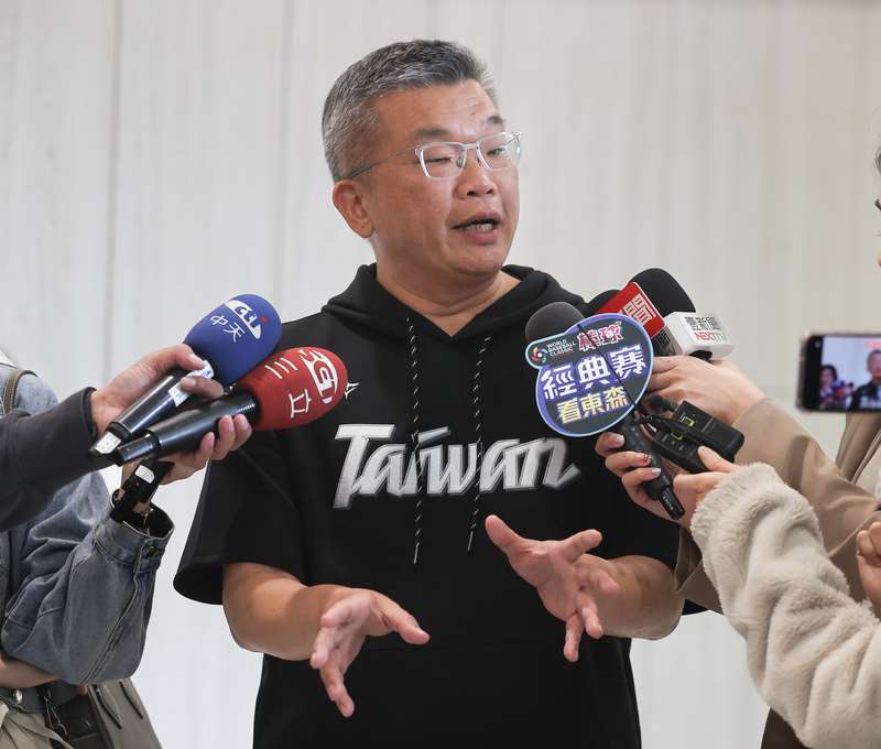 プレミア12優勝で大きな話題となり、WBCの台湾代表を応援に東京ドームへかけつけた多くの台湾人ファンも身につけていた「TEAM TAIWAN」の黒のパーカー。与党・民進党の立法委員でもあるCPBLの蔡其昌コミッショナーも至る所で着用し、おなじみとなった。(写真：CNA)