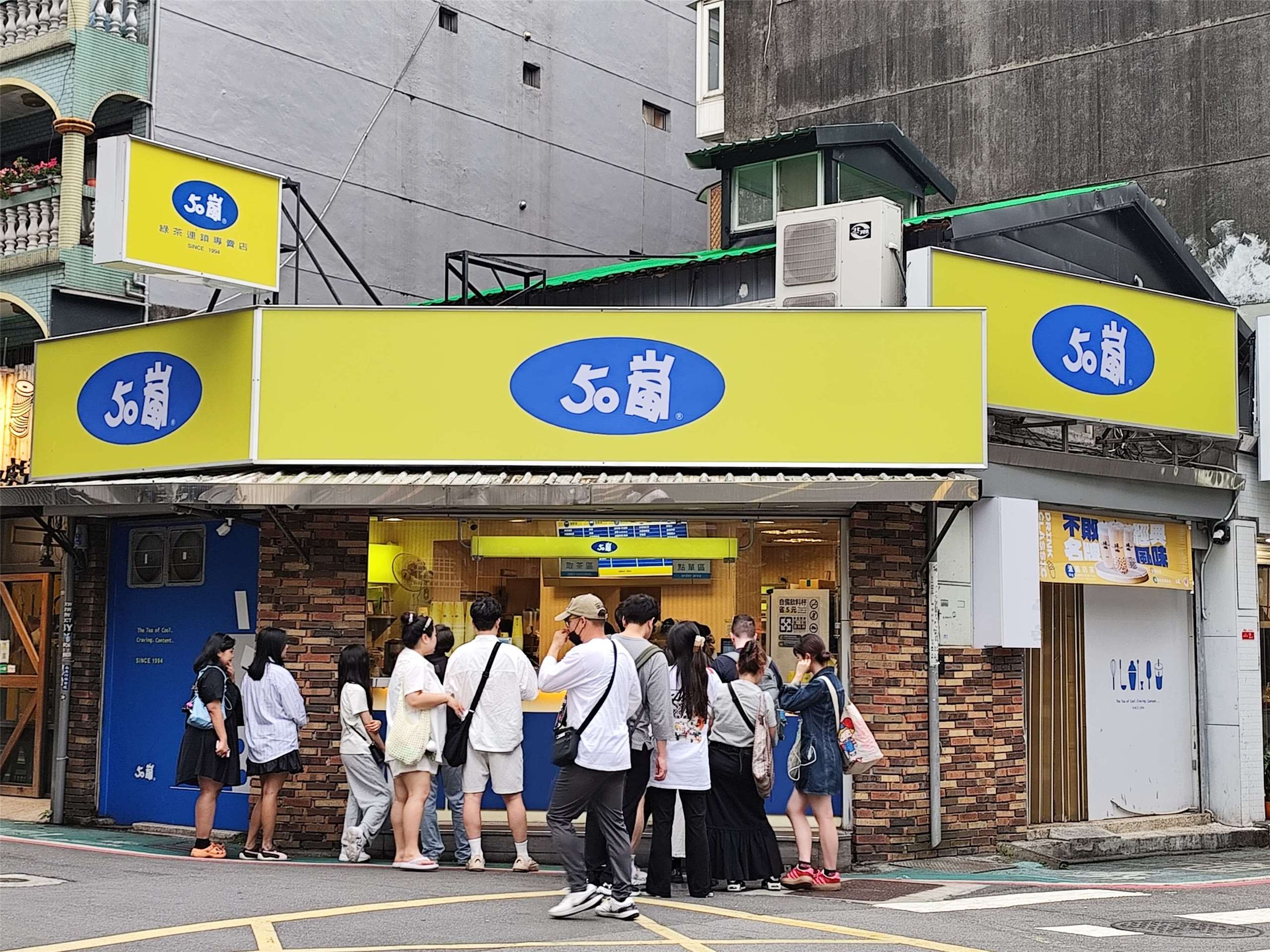 創業から30年あまり、台湾のドリンクスタンド代表する老舗ドリンクスタンド「50嵐」。リーズナブルでありながら、品質も安定しており、特に四季春烏龍茶やティーオレが定番。これに大小のタピオカとナタデココの三種類のトッピングを入れたドリンクも人気だ。(写真：Rti)