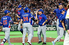 3月8日、延長タイブレーク10回の末、韓国を5-4で破った台湾代表。WBCではライバル韓国から初勝利とあり、試合後、ナインは喜びを爆発させた。(写真：CNA)