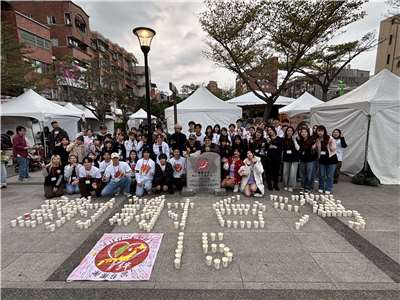東日本大震災への台湾からの支援に対し、感謝の気持ちを伝える趣旨のイベント『謝謝台湾　～日台、心の絆～』が8日、新北市淡水区の老街広場で開催された。終盤には絵灯籠の飾りつけも行われ、会場全体が温かい雰囲気に包まれた。（写真：本村大資）