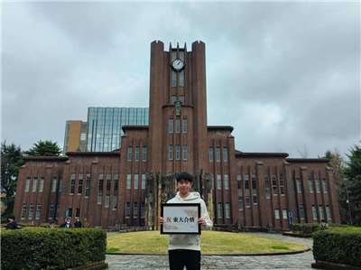 李玟勳(り・ぶんしゅん)さんは、台湾から日本への留学支援を行っているACEプログラム「台日野球留学支援」の支援を受け、茨城県の野球の強豪、明秀日立高校に留学。「甲子園出場」と「東大合格」を目指し、文字通りの文武両道で奮闘、最終学年は副キャプテンをつとめ、チームの主軸として活躍した。現役時は東京六大学の某名門大に合格したが、東大を目指していわゆる「仮面浪人」、そして二回目の挑戦で見事、理科二類合格を果たした。前身の学校を含め明秀日立高校から東大合格は李さんが初の快挙。入学後は野球部へ入学するという李さん、2年のブランクはあるが、逆に外から野球を見られたことがプラスになると前向きだ。神宮デビューの日が今から楽しみだ。(写真：台日野球留学支援FBより転載)