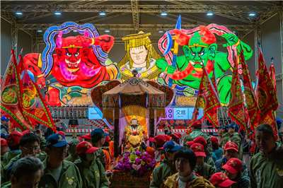 配天宮の「開基灯花媽」（写真中央）も12日夜、ランタンフェスティバル会場を訪れ、ねぶた小屋の前で記念撮影を行いました。これは台日文化交流の貴重な瞬間として記録されました。（写真：中華文化総会提供）