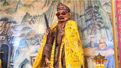 アジア最大級の木彫り「済公活仏」像が、黄金に輝く新しい神衣を身にまとった。（写真：Rti）