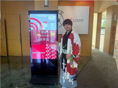 着付け師の洪宇辰先生です。（写真：呂学臨）