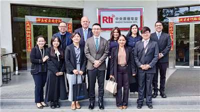 グアテマラのメディア代表団は11日、中央放送局（Rti）を訪問。前列左から4番目がRtiの劉嘉偉（Chris Liu）‧副総局長。（写真：Rti）