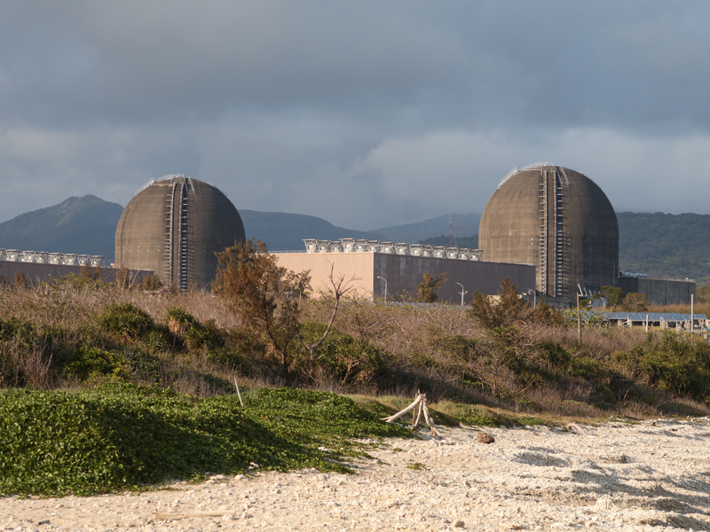 今回の調査で、台湾が原発を利用することは「デメリットよりもメリットが大きい」と答えた人は63.2％、「メリットよりもデメリットが大きい」と答えた人は18.7％だった。8年半前の調査では拮抗していた事を考えると、「メリット」を感じる人が、大きく増えたことを感じさせる。支持政党別では、野党の国民党や台湾民衆党の支持者は圧倒的にメリットを評価している一方、民進党の支持者は47.8％、30.1％とそれほど開かなかった。写真は南部‧屏東県にある第三原子力発電所。（写真：資料写真、CNA）