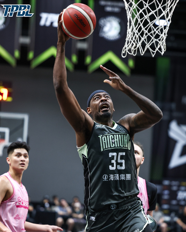 台湾男子のプロバスケットボールリーグTPBLは19日、フォルモサドリーマーズが、アリック・ホルマン選手の31得点の大活躍などで、新竹トプラスライオニアーズに92-86で勝利、プレーオフ進出を決めた。（写真：TPBL提供、CNA）