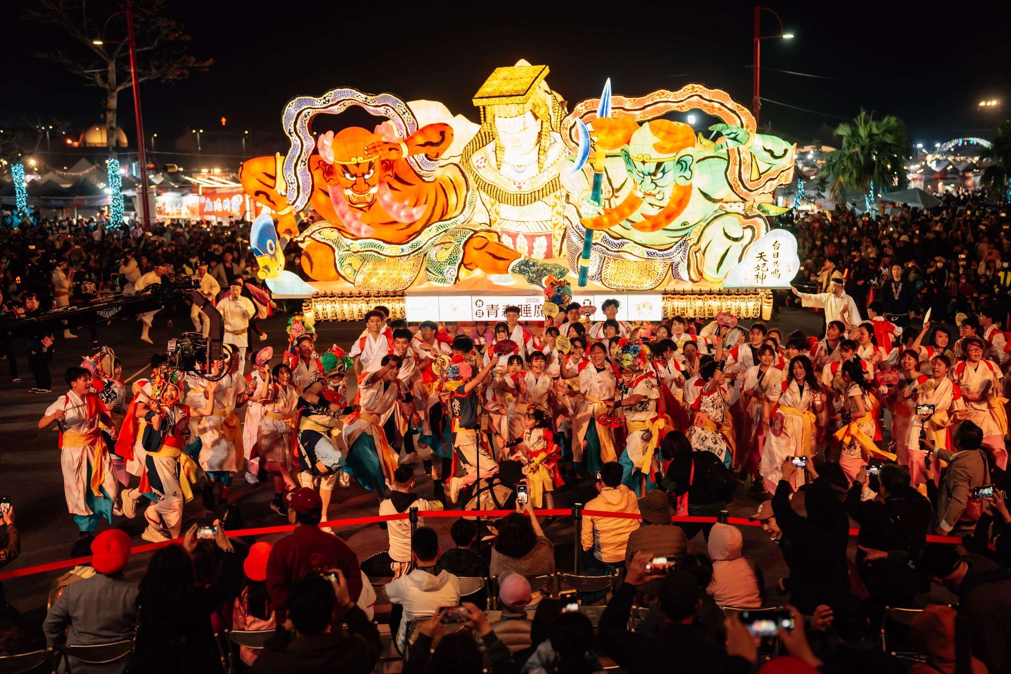 青森公立大学のねぶた制作団体「蒼燈会」と、跳人（はねと）チーム「跳龍会」も来台し、先週土曜日の7日の台湾ランタンフェスティバル「TEAM TAIWAN大パレード」で、青森ねぶた祭りの雰囲気を見事に再現しました。（写真：中華文化総会提供）
