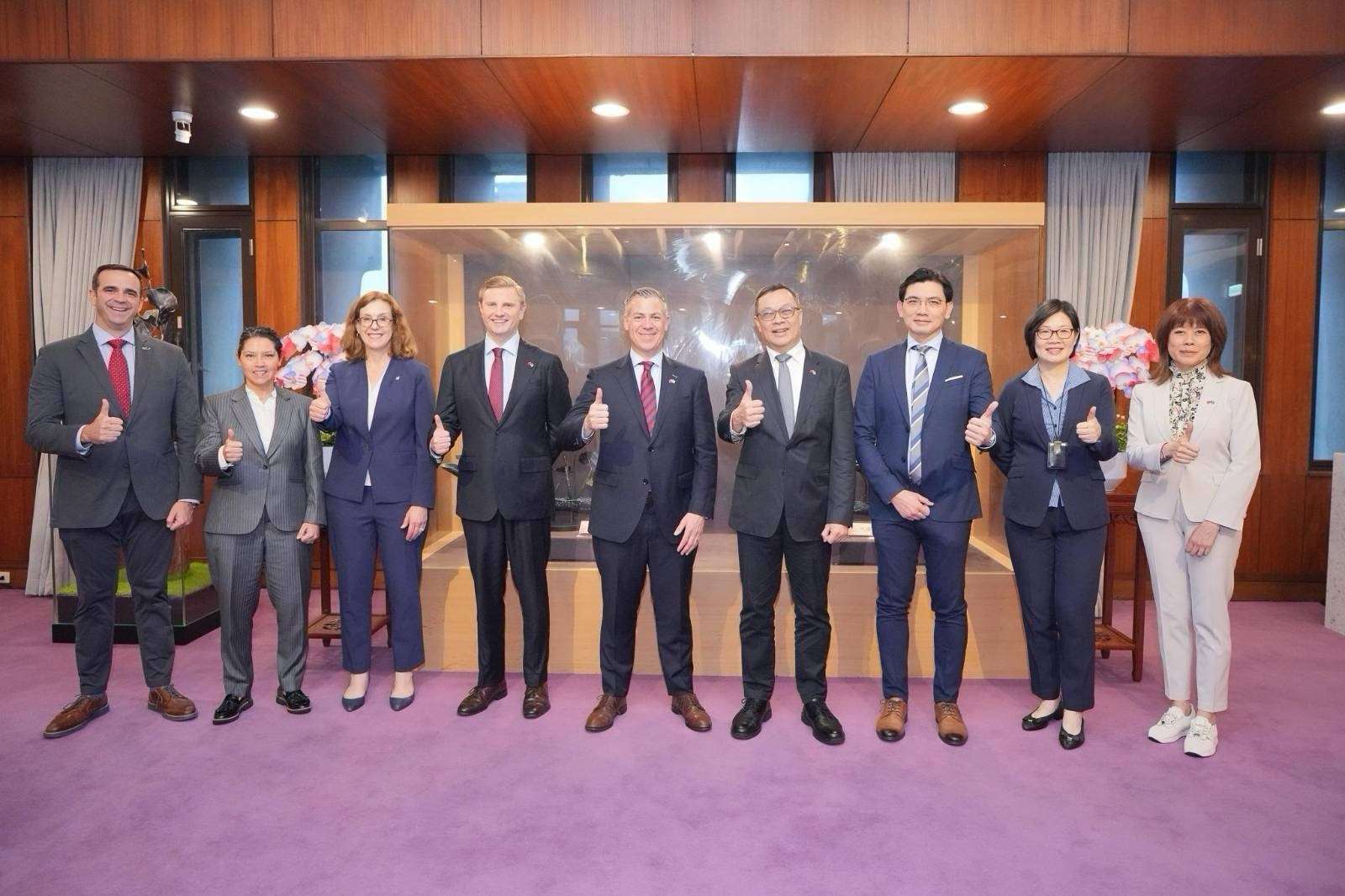 アメリカ連邦上院議員のジム・バンクス氏（真ん中）が台湾を訪問し、陳明祺・外交次長（右から4人目）が宴席を設けて歓迎した。写真は宴席に出席した来賓との記念撮影。（写真：外交部提供）