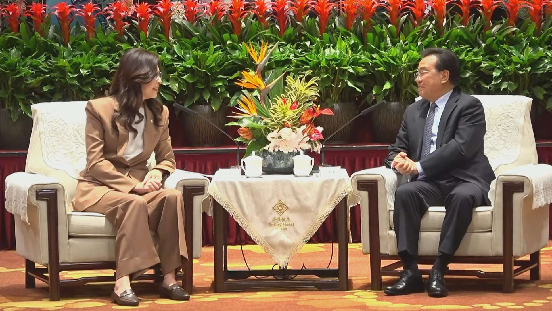 最大野党・国民党の鄭麗文・主席が中国を訪問。到着した日に催された晩餐会前の挨拶では、「92年コンセンサス」が強調された。（写真：Rti）
