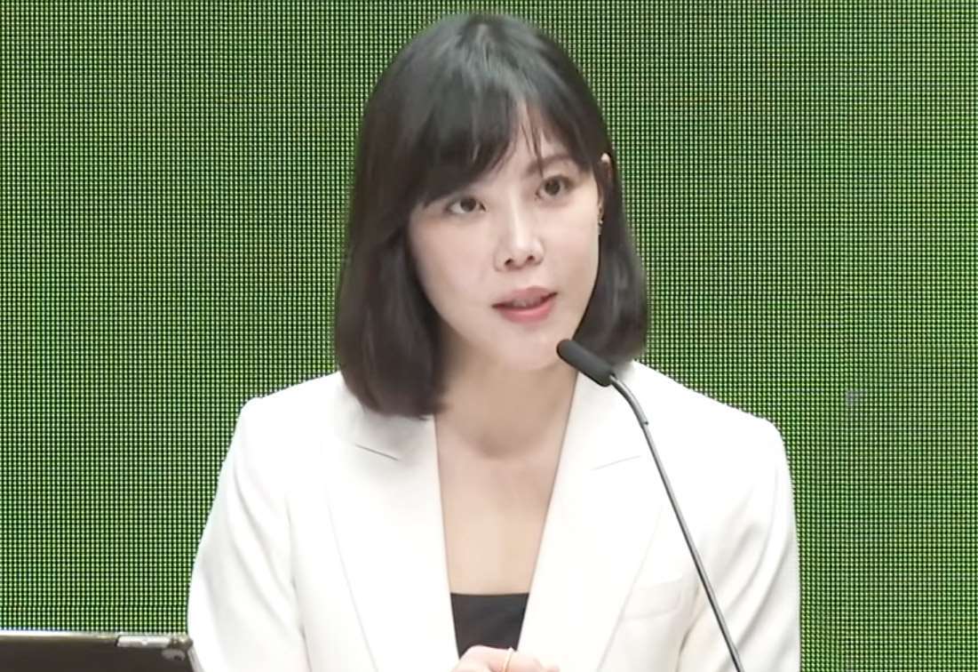 行政院（内閣）の李慧芝・報道官は16日、閣僚会議後の記者会見において、台湾側は直ちにブラジル駐台代表へ厳正な抗議を行ったと明らかにしました。（写真：行政府YouTube）