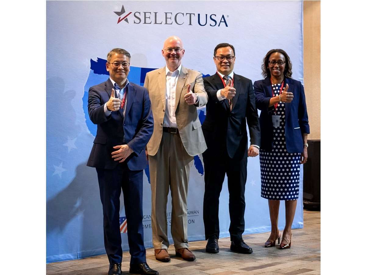 アメリカの対台湾窓口機関、アメリカ在台協会（AIT）は16日午後、SNSへの投稿で、「2026セレクトUSA投資サミット」に参加する台湾代表団が、15日に出発前のレセプションを開催したと明らかにしました。AIT台北事務所（AIT/T）のレイモンド・グリーン所長（左から2人目）と、外交部（外務省）の陳明祺・政務次長（副大臣、右から2人目）が出席しました。（写真：AITのフェイスブックページより）