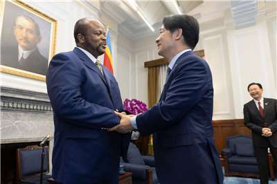 頼・総統（右）が2024年5月21日に総統府でエスワティニ王国のムスワティ3世国王（左）と会見した際の様子。（写真：資料写真／総統府flickrより）