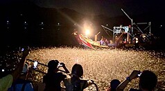 LG
微電影翻紅蹦火仔　漁民轉型拚永續
新北市農業局25日表示，「蹦火仔」漁法源自早期漁
民利用火光吸引魚群的智慧，以磺石與水產生乙炔氣
體，再點燃產生強烈火光的方式，藉由瞬間光亮刺激
魚群躍出水面進行捕撈。農業局輔導轉型為觀光漁
業。
（新北市農業局提供）
中央社記者黃旭昇傳真  115年3月25日
