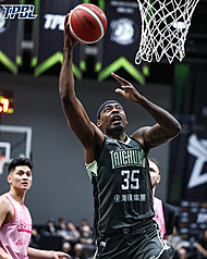 台湾男子のプロバスケットボールリーグTPBLは19日、フォルモサドリーマーズが、アリック・ホルマン選手の31得点の大活躍などで、新竹トプラスライオニアーズに92-86で勝利、プレーオフ進出を決めた。（写真：TPBL提供、CNA）