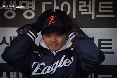 昨シーズンは、日本プロ野球の東北楽天ゴールデンイーグルスで育成選手としてプレー。今季から、韓国プロ野球のハンファ・イーグルスに「アジア枠」の外国人選手として入団した王彦程投手は3月29日、キウム・ヒーローズ戦に先発、5回1/3、被安打4、四死球2、5奪三振、3失点と試合をまとめ、日韓を通じ、嬉しい「プロ野球」一軍初勝利をあげた。試合後、家族の姿を目にすると感極まり涙をみせた王投手は、記者会見でも再び涙ぐんだ。(写真：悍創運動經紀提供)