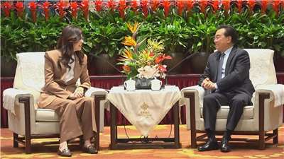 最大野党・国民党の鄭麗文・主席が中国を訪問。到着した日に催された晩餐会前の挨拶では、「92年コンセンサス」が強調された。（写真：Rti）