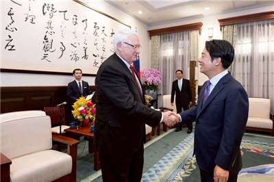 頼清徳・総統（右）は21日、アメリカのシンクタンク「戦略国際問題研究所（CSIS）」のジョン・ハムレ(John Hamre)所長（左）率いる専門家訪問団の表敬訪問を受けました。（写真：総統府）