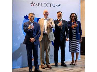 アメリカの対台湾窓口機関、アメリカ在台協会（AIT）は16日午後、SNSへの投稿で、「2026セレクトUSA投資サミット」に参加する台湾代表団が、15日に出発前のレセプションを開催したと明らかにしました。AIT台北事務所（AIT/T）のレイモンド・グリーン所長（左から2人目）と、外交部（外務省）の陳明祺・政務次長（副大臣、右から2人目）が出席しました。（写真：AITのフェイスブックページより）