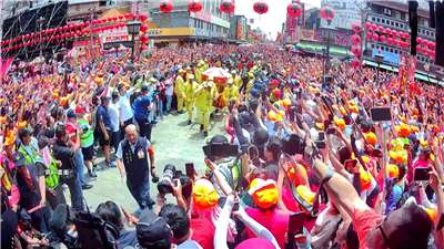 台湾の三大媽祖巡礼の一つ「白沙屯媽祖巡礼」が行われている。毎年この巡礼の現場では、巡礼者たちを励まし、元気づけるための曲が流されるのが恒例となっているが、今年は新たに「白沙屯媽祖婆（白沙屯の媽祖さま）」という曲が加わり、温かみのある曲調で信者たちを包み込んでいる。（写真：Rti）