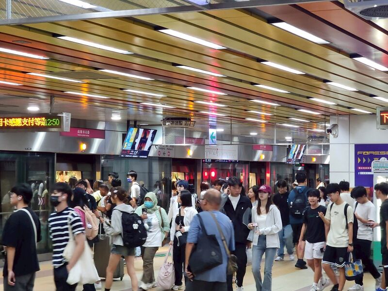 昨年2025年、一日平均の利用者数が延べ19万5352人と過去最多を記録した高雄メトロ。4月下旬、高雄メトロが明らかにした統計によると、今年1月から3月の期間の一日平均の利用者数は延べ24万8600人を突破、昨年同時期比で4.2％増加した。(写真：高雄メトロ提供、CNA)
