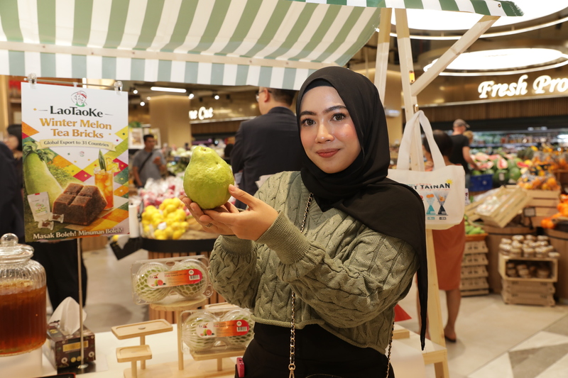 味の良さで知られる台湾産グアバ。4月下旬に来台したマレーシアのインフルエンサーFatinさんも、はじめて口にし、その美味しさに感動した。ただ、台湾では、グアバを食する際、多くの人が梅パウダーをかけ、スナック感覚で味わう。来台の際は是非お試しを！(写真：CNA)