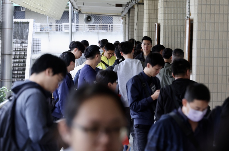 公営の電力会社、台湾電力の2026年の採用試験が5月10日、北部・新北市で行われた。14の職種別に9308人が申し込み、この日参加したのは5257人だった。台湾電力によると、正式に雇用された場合の初任給はおよそ3万8000元(日本円約19万円)。現場での作業経験をもつ人や関連の免許取得者については4万元を上回る可能性があるという。(写真：CNA)