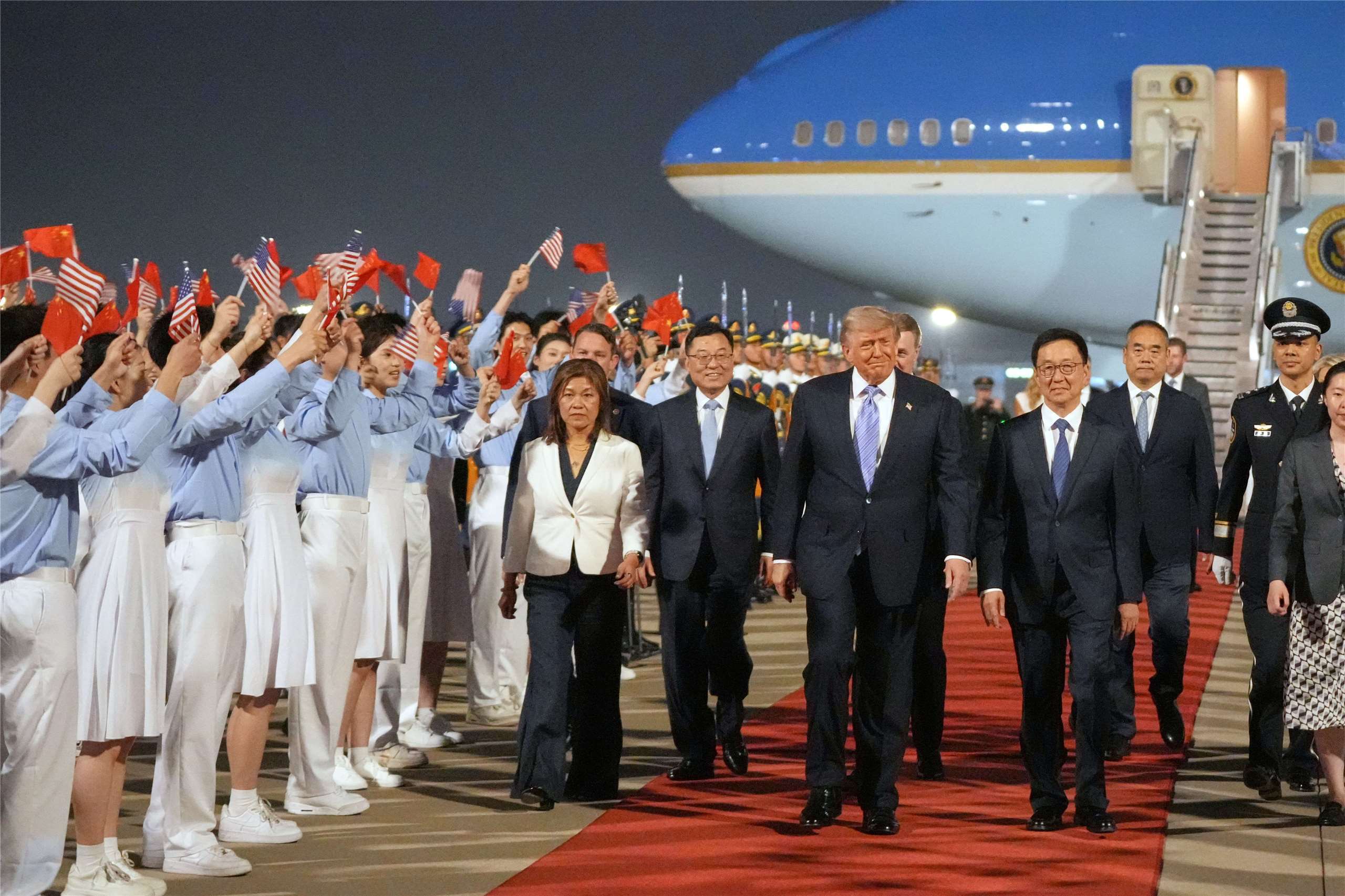 アメリカのドナルド・トランプ（Donald Trump）大統領は13日夜、中国の北京に到着、中国の韓正・副国家主席が出迎えました。（写真：AP通信）