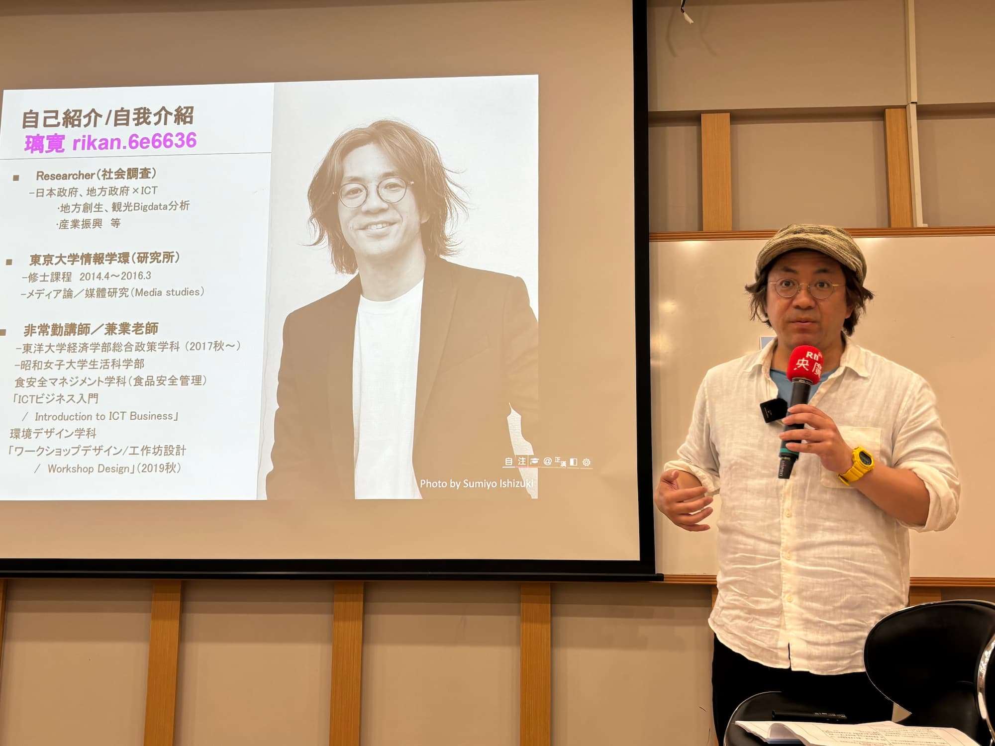 5/20(水)の「こんにちは、台湾」では、2026年のQSLカードのデザインを手がけてくださった、万年筆と水彩画のスケッチャー・璃寛さんのインタビューをお届けします！