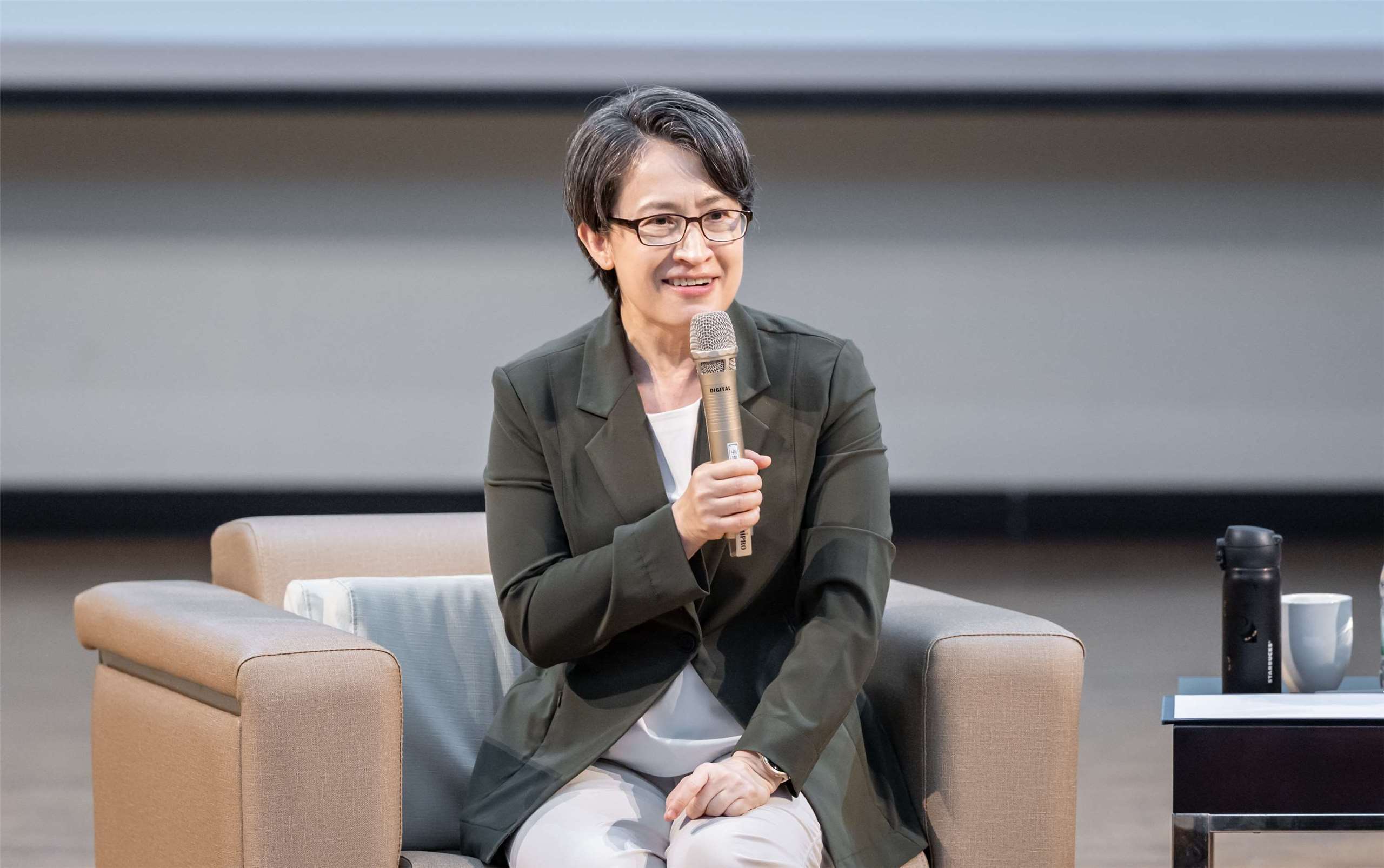 蕭美琴・副総統は12日、国立屏東科技大学で講演を行い、若者に国家の貴重な財産となるよう激励した。（写真：総統府）