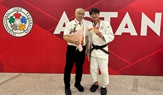 台湾男子柔道界のエース、楊勇緯選手(右)が「グランドスラム・カザフスタン」男子60キロ級で銅、グランドスラム大会では2年ぶりとなるメダルを獲得、9月のアジア大会へはずみをつけた。（写真：劉文等コーチ提供、CNA)