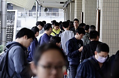 公営の電力会社、台湾電力の2026年の採用試験が5月10日、北部・新北市で行われた。14の職種別に9308人が申し込み、この日参加したのは5257人だった。台湾電力によると、正式に雇用された場合の初任給はおよそ3万8000元(日本円約19万円)。現場での作業経験をもつ人や関連の免許取得者については4万元を上回る可能性があるという。(写真：CNA)