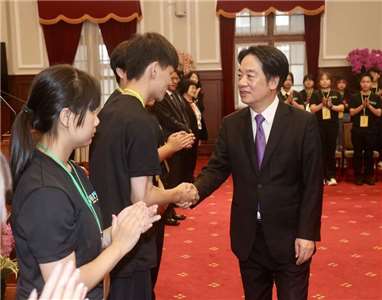 頼清徳・総統は、専門性を活かして社会貢献をする青少年ボランティア団体を称え、より良い国家を築いてほしいと激励しました。（写真：CNA）